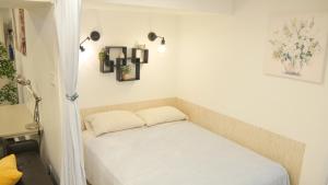a small bedroom with a bed in a room at Applewood Gardens Apartment in Mississauga