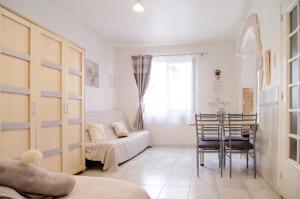 Posezení v ubytování Appartement 32m2 Juan les Pins 350 m plage climatisé WIFI centre