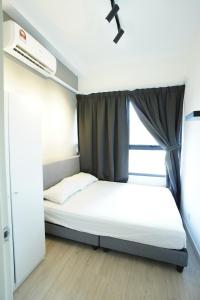 Un dormitorio pequeño con una cama y una ventana. en Luxury Apartments, en Genting Highlands