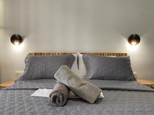Un dormitorio con una cama con una almohada encima. en Ocean Blue I, Seaside Suite, en Kalamaki