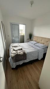 En eller flere senge i et værelse på Apartamento- Pocos de Caldas, MG