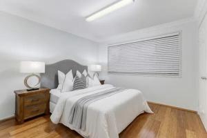 Ένα ή περισσότερα κρεβάτια σε δωμάτιο στο Holiday Inn