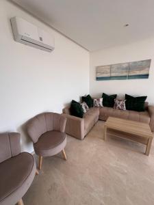un soggiorno con un divano e un tavolo di Oceanview Escape Luxury by Sea a Casablanca