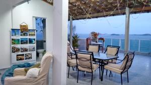里约热内卢Hostel Vista do Mar的一间配备有桌椅的海景用餐室