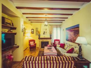 ein Wohnzimmer mit zwei Sofas und einem Kamin in der Unterkunft Appealing cottage with hot tub in Hoya-Gonzalo