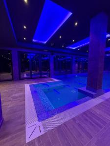 Bazén v ubytování Elegant Black Kopaonik nebo v jeho okolí