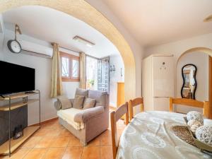 una sala de estar con un sofá y una mesa en Apartment in Spain near Scenic Coastline, en Jávea