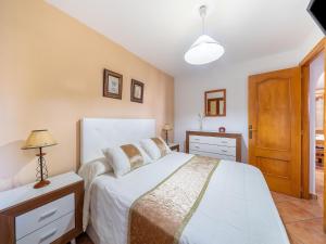 Un dormitorio con una cama blanca y una puerta de madera. en Apartment in Spain near Scenic Coastline, en Jávea 31 fotos más