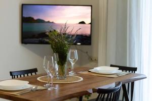 TV a/nebo společenská místnost v ubytování Maistro Suites With Pool, Matala