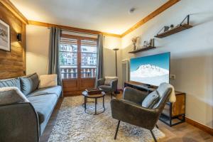 TV a/nebo společenská místnost v ubytování Appartement 4-5 personnes skis aux pieds piscine intérieure sauna hammam