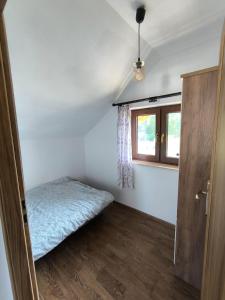 un dormitorio con una cama y una ventana en Lawendowo, en Koniecpol 18 fotos más