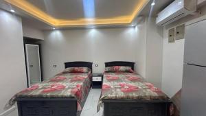 十月六日城El amal studios的小房间里有两张床