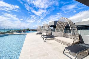een rij rieten stoelen bovenop een gebouw bij Golden Wave Escape in Playa del Carmen