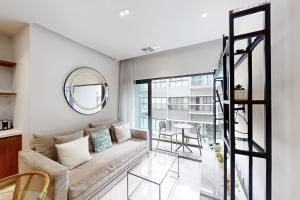 een woonkamer met een bank en een spiegel bij Golden Wave Escape in Playa del Carmen +38 foto's