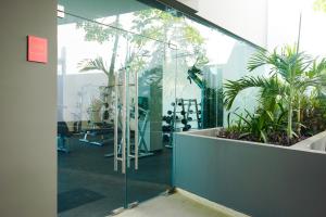 een kamer met glazen wanden en planten bij Golden Wave Escape in Playa del Carmen