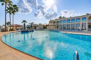 Bazén v ubytování Furnished Deck Waterfront Port Isabel Cottage! nebo v jeho okolí