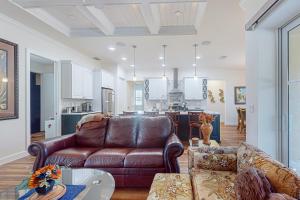 Dapur atau dapur kecil di Riverfront Haven Retreat