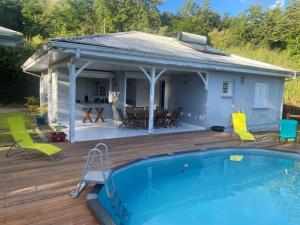 Bazén v ubytování Les terrasses de Maëlle - Jolie villa F4 vue mer nebo v jeho okolí