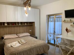 a bedroom with a bed with towels on it at Capanna Canapina in Alfedena