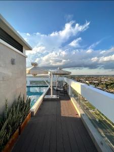 サンタ・クルス・デ・ラ・シエラにあるApartamento zona Norte Ucebolの市街の景色を望む家のバルコニー