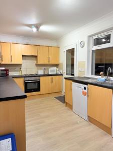 RF-Entire House-Central Scotland-Falkirk, Self-Check-in , Pet-friendly and with Parking的厨房或小厨房