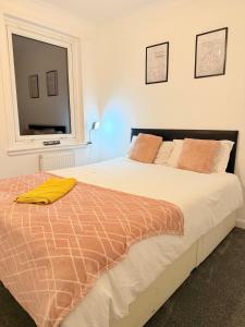 RF-Entire House-Central Scotland-Falkirk, Self-Check-in , Pet-friendly and with Parking客房内的一张或多张床位