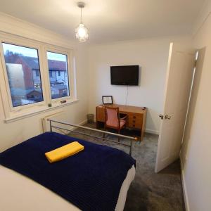 RF-Entire House-Central Scotland-Falkirk, Self-Check-in , Pet-friendly and with Parking客房内的一张或多张床位