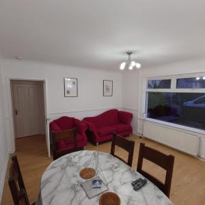 RF-Entire House-Central Scotland-Falkirk, Self-Check-in , Pet-friendly and with Parking的休息区
