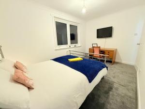 RF-Entire House-Central Scotland-Falkirk, Self-Check-in , Pet-friendly and with Parking客房内的一张或多张床位