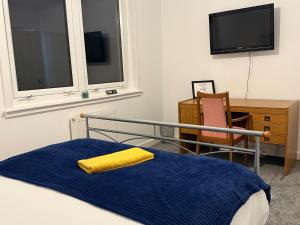 RF-Entire House-Central Scotland-Falkirk, Self-Check-in , Pet-friendly and with Parking客房内的一张或多张床位
