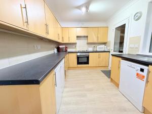 福尔柯克RF-Entire House-Central Scotland-Falkirk, Self-Check-in , Pet-friendly and with Parking的一个带木制橱柜和黑色台面的大厨房 更多37张照片