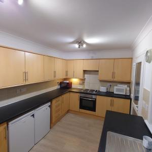 RF-Entire House-Central Scotland-Falkirk, Self-Check-in , Pet-friendly and with Parking的厨房或小厨房