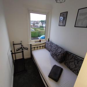 RF-Entire House-Central Scotland-Falkirk, Self-Check-in , Pet-friendly and with Parking客房内的一张或多张床位