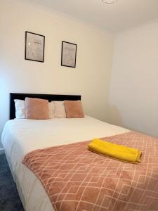 RF-Entire House-Central Scotland-Falkirk, Self-Check-in , Pet-friendly and with Parking客房内的一张或多张床位