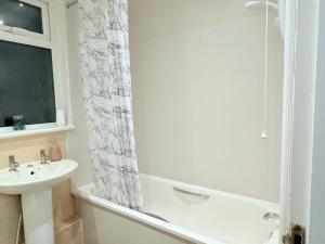 RF-Entire House-Central Scotland-Falkirk, Self-Check-in , Pet-friendly and with Parking的一间浴室