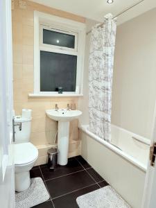福尔柯克RF-Entire House-Central Scotland-Falkirk, Self-Check-in , Pet-friendly and with Parking的带水槽、马桶和浴缸的浴室