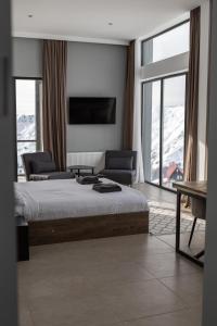 Postel nebo postele na pokoji v ubytování New Gudauri View Hotel