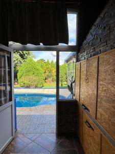 una cucina con porta che conduce alla piscina di Blue Apart a Puerto Rico