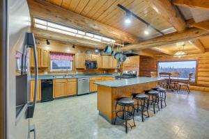 Η κουζίνα ή μικρή κουζίνα στο Less Than 1 Mi to Kenai River Spacious Cabin with Deck!