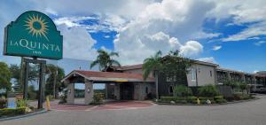 a hotel with a sign for a la quinta inn at La Quinta Inn Tampa Airport Stadium Westshore in Tampa