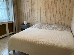 a bedroom with a bed and a window at Villa La PROVENCE in Hyères