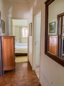 a room with a mirror and a bedroom with a bed at Casa en Mar del Plata - Colinas de Peralta Ramos in Mar del Plata