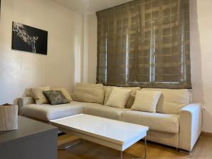 ein Wohnzimmer mit einer Couch und einem Couchtisch in der Unterkunft Apartamento "MOY" Sierra Nevada Parking gratuito in Sierra Nevada