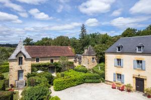 una vista aerea di una casa con cortile di Le Petit Manoir de Vitrac a Vitrac