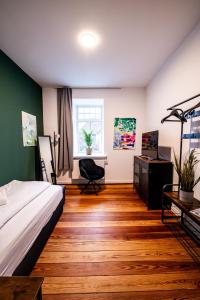 a bedroom with a bed and a desk and a window at 4 Zimmer hochwertig saniertes Cityapartment ruhig gelegen in Brunsbüttel