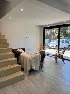 1 dormitorio con 1 cama y escaleras en una casa en Senderos del Mar II, en Monte Hermoso