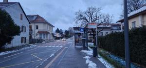 a bus stop on the side of a street at Chambre accueillante in Prévessin +2 photos
