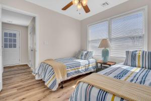Postel nebo postele na pokoji v ubytování Bayshore Bungalow - Your Perfect Beachside Escape with Stunning Coastal Views + 17 fotografií