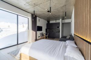 Postel nebo postele na pokoji v ubytování New Gudauri View Hotel