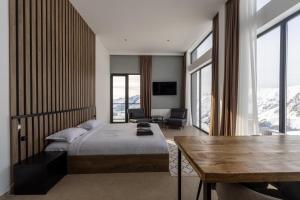 Postel nebo postele na pokoji v ubytování New Gudauri View Hotel